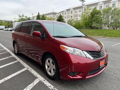 Used 2014 Toyota Sienna LE FWD image 3