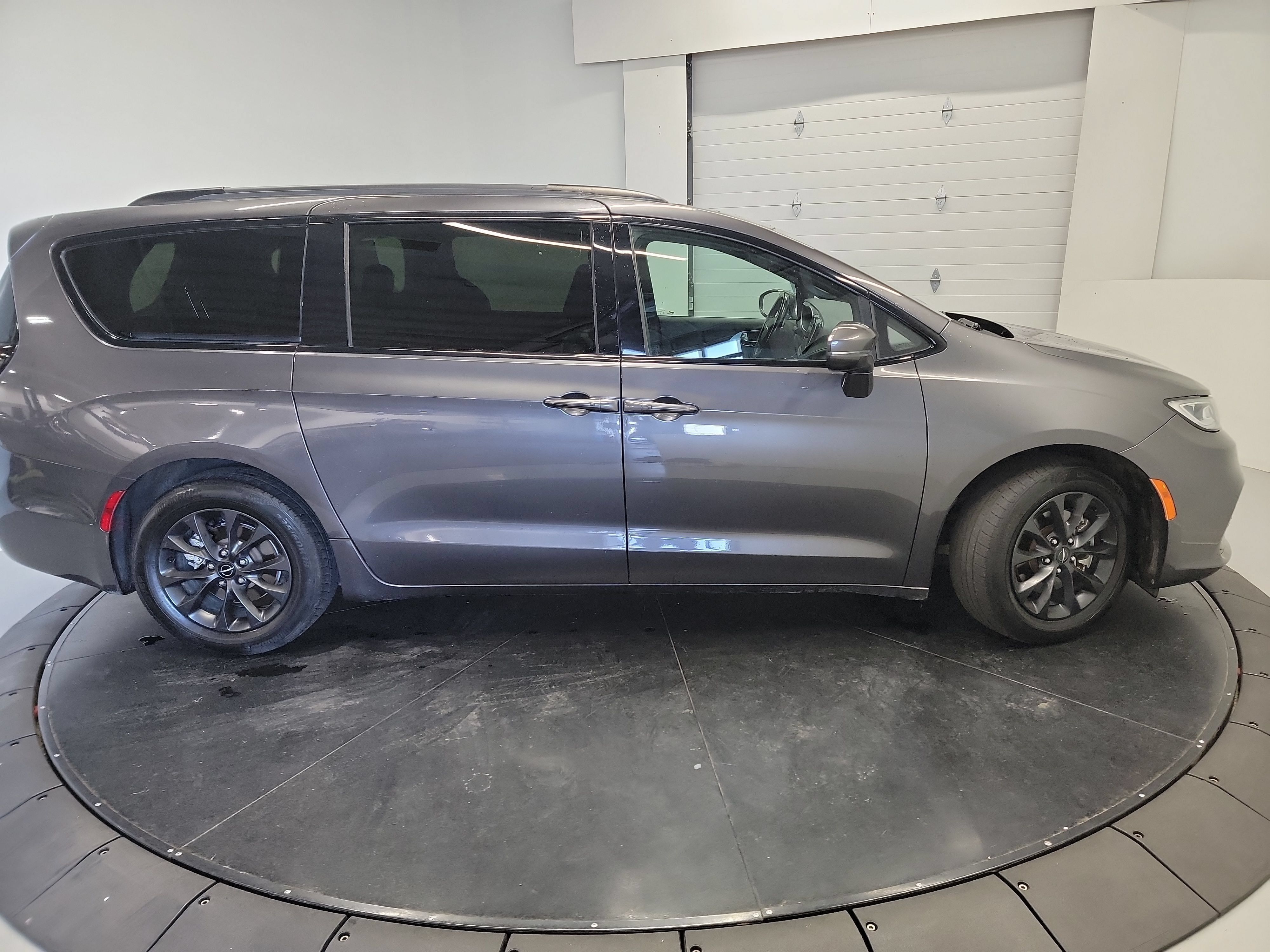 Used 2021 Chrysler Pacifica Touring-L w/ S Appearance Package FWD image 11
