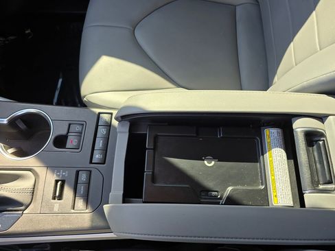 Used 2021 Toyota Highlander XLE image 24