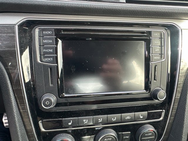 Used 2018 Volkswagen Passat 2.0T SEL Premium FWD image 16