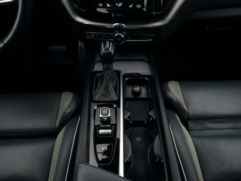 Used 2020 Volvo XC60 T5 R-Design w/ Protection Package Premier AWD/4WD image 25