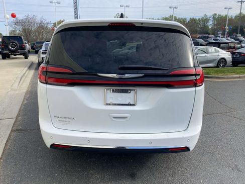 Used 2023 Chrysler Pacifica Touring-L image 6
