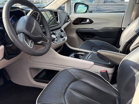 Used 2024 Chrysler Pacifica Limited FWD image 6