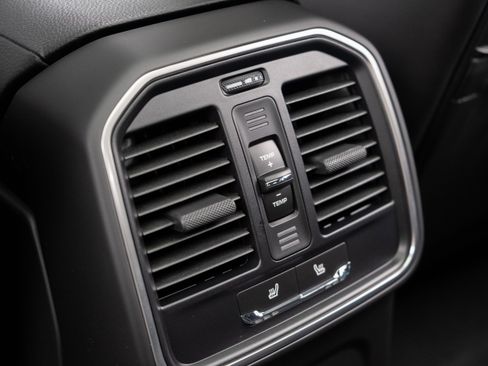 Used 2025 Porsche Macan image 31