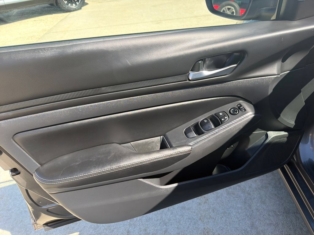 Used 2024 Nissan Altima 2.5 SV AWD/4WD image 10
