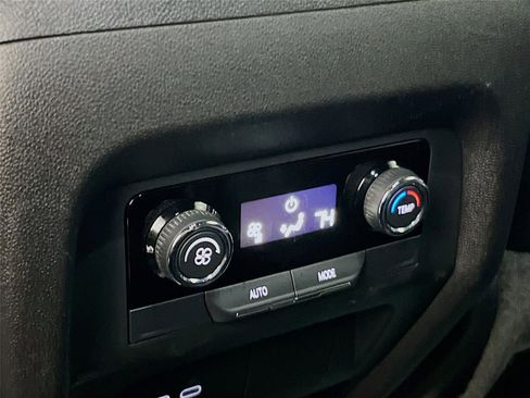 Used 2025 Chevrolet Traverse LT image 23