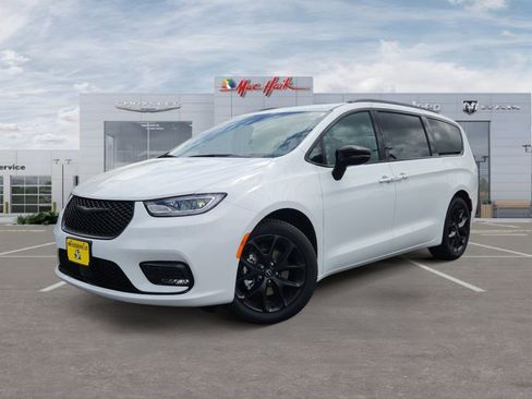 New 2026 Chrysler Pacifica Select image 1