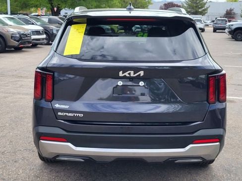 Used 2025 Kia Sorento S w/ Panoramic Sunroof Package FWD image 9