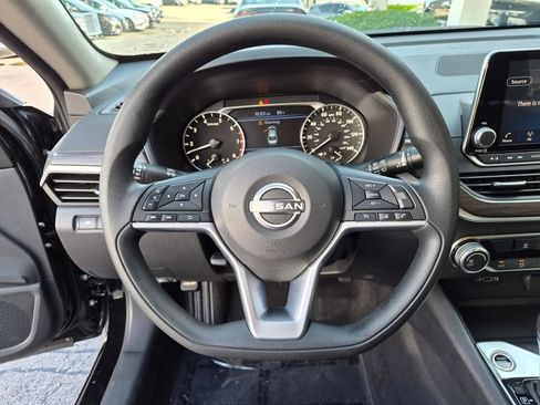 Used 2025 Nissan Altima 2.5 SV FWD image 16