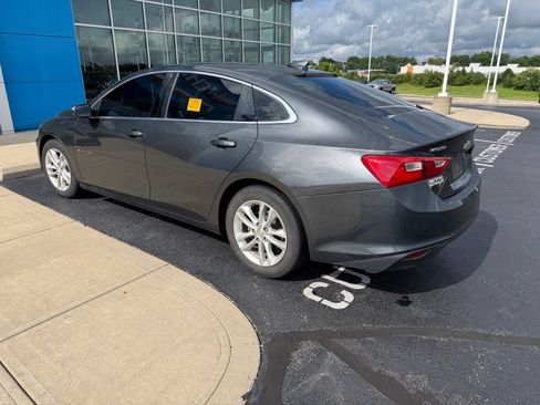 Used 2018 Chevrolet Malibu LT FWD image 2