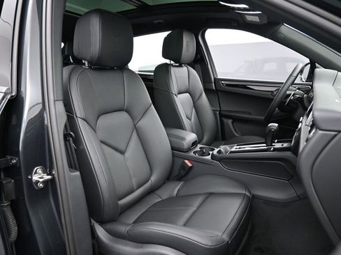 Certified 2025 Porsche Macan AWD/4WD image 31