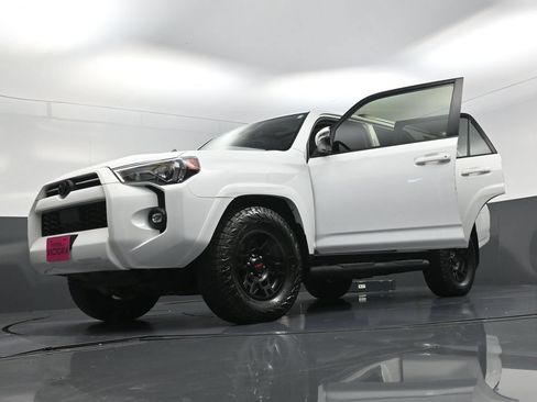 Used 2022 Toyota 4Runner SR5 Premium w/ Moonroof Package RWD image 28