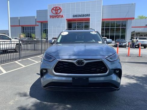 Used 2022 Toyota Highlander XLE image 3