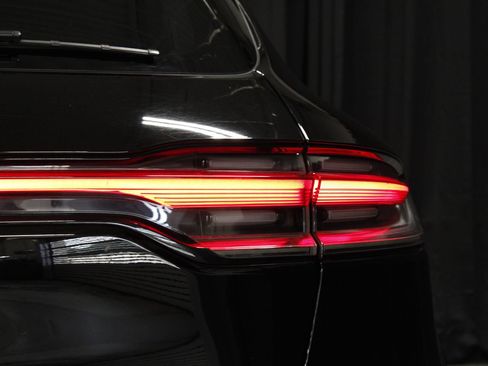 Certified 2021 Porsche Macan AWD/4WD image 21