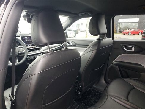 Used 2023 Jeep Compass Latitude image 10