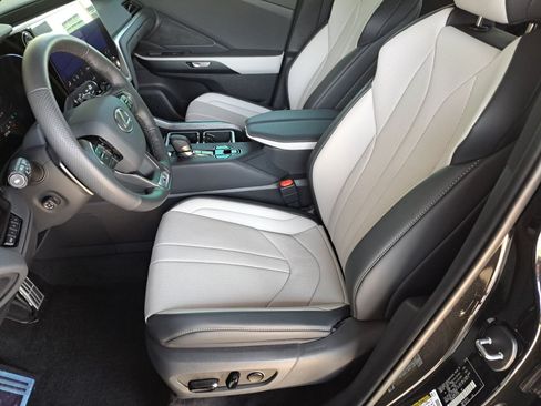 Used 2025 Lexus TX 500h AWD w/ Technology Package image 11