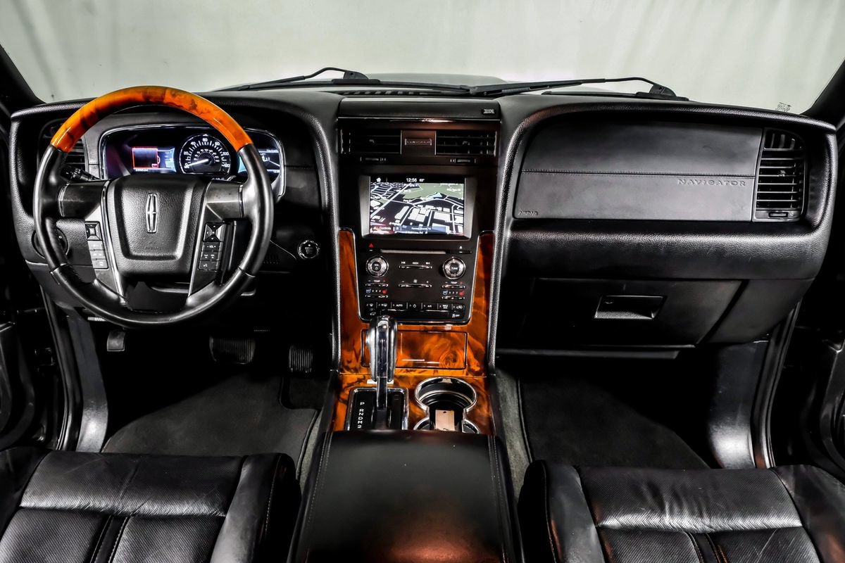 Used 2016 Lincoln Navigator Select RWD image 14