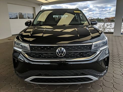 Used 2022 Volkswagen Taos SE w/ Panoramic Sunroof Package image 2