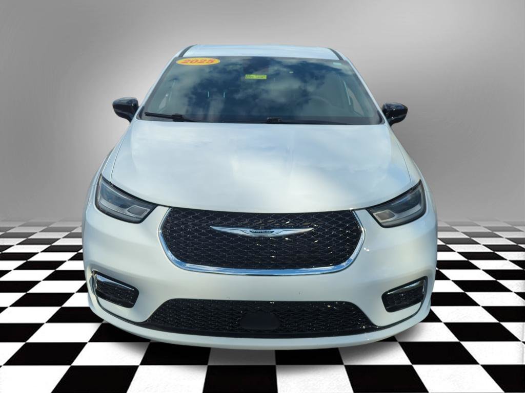 Used 2025 Chrysler Pacifica Select FWD image 3