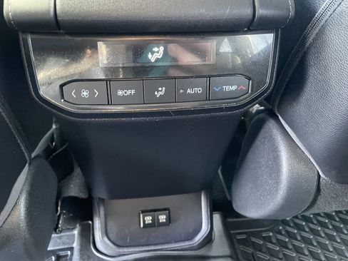 Used 2021 Toyota Highlander XLE image 29