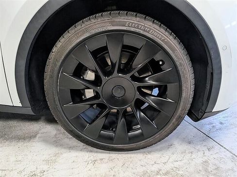 Used 2022 Tesla Model Y Long Range AWD/4WD image 12