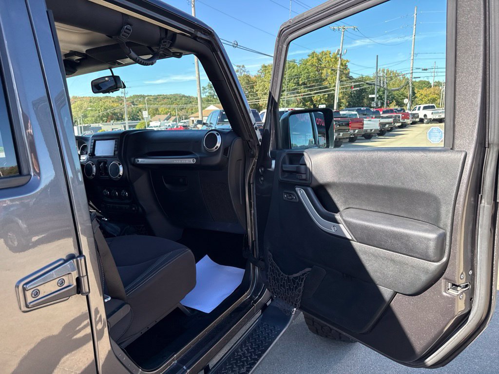 Used 2017 Jeep Wrangler Unlimited Sahara w/ Connectivity Group AWD/4WD image 40