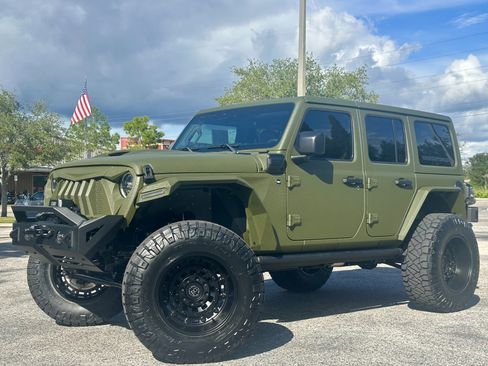 Used 2024 Jeep Wrangler Unlimited image 3