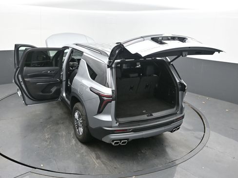 Used 2025 Chevrolet Traverse LT image 44