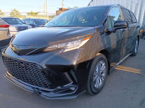 Used 2022 Toyota Sienna XSE image 3
