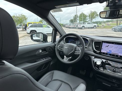 New 2026 Chrysler Pacifica Select image 48