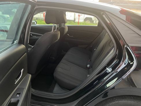 Used 2021 Hyundai Elantra SE FWD image 11