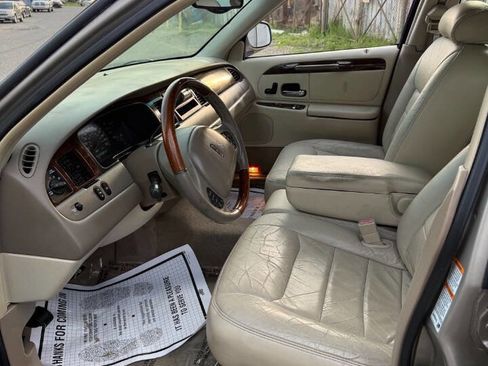 Used 2001 Lincoln Town Car Signature image 10