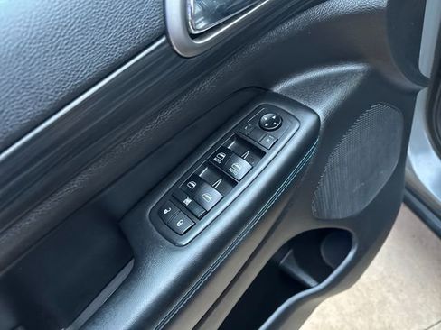 Used 2019 Jeep Grand Cherokee Laredo image 18