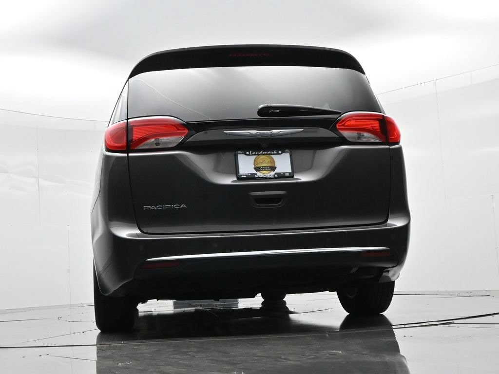Used 2018 Chrysler Pacifica Touring-L FWD image 19