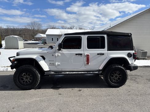 Used 2024 Jeep Wrangler Sahara w/ Technology Group image 7