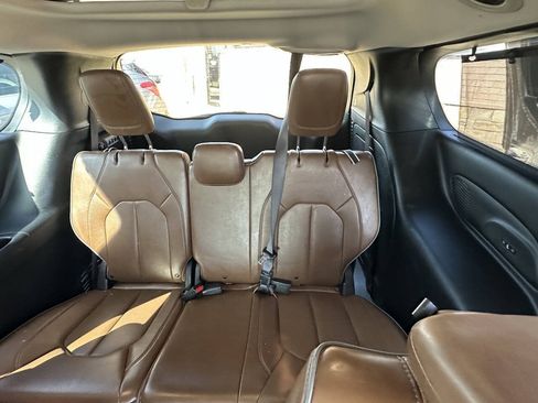 Used 2017 Chrysler Pacifica Limited FWD image 11