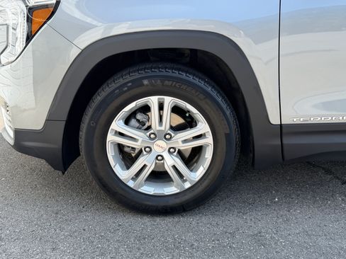 Used 2024 GMC Terrain SLE w/ Driver Convenience Package FWD image 11