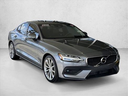 Used 2021 Volvo S60 T5 Momentum w/ Premium Package image 5