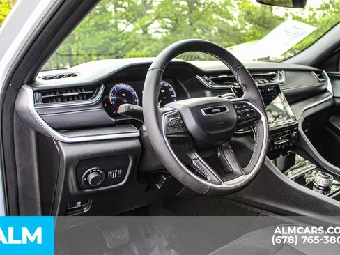 Used 2025 Jeep Grand Cherokee Altitude AWD/4WD image 22