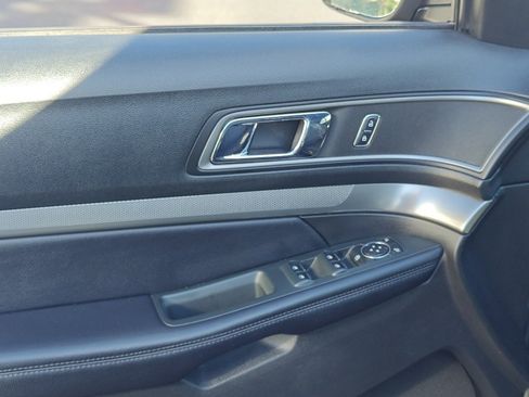 Used 2018 Ford Explorer XLT image 9