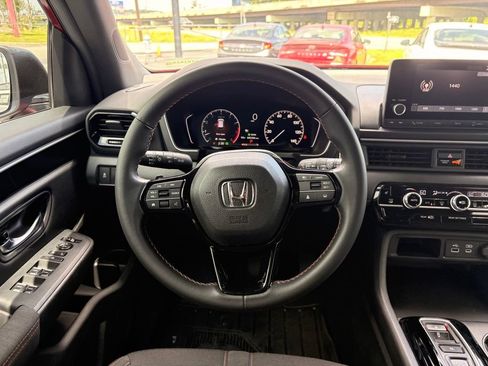 Used 2025 Honda Pilot Sport image 14