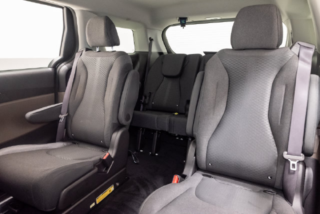 Used 2025 Kia Carnival LX FWD image 26