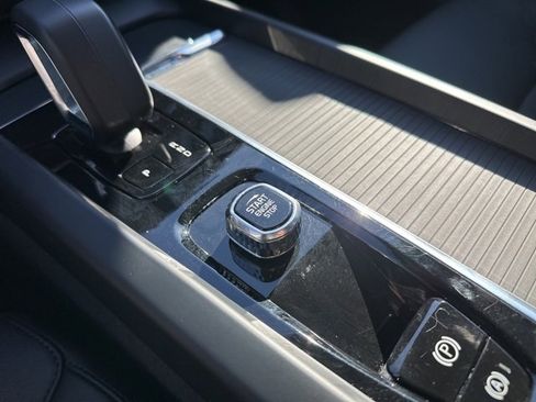 Certified 2025 Volvo XC60 B5 Core image 29