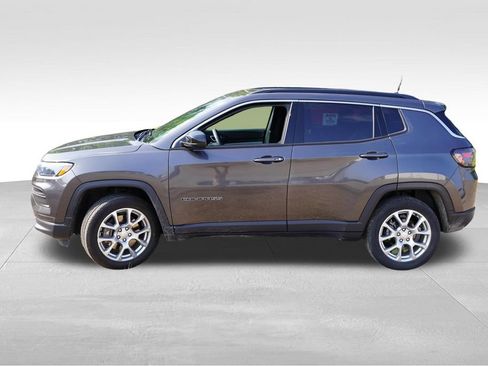 Certified 2023 Jeep Compass Latitude w/ Sun and Sound Group AWD/4WD image 9