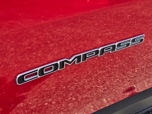 Used 2024 Jeep Compass Latitude w/ Sun and Sound Group AWD/4WD image 27