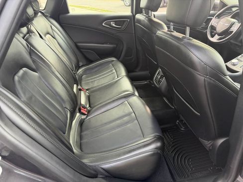 Used 2017 Chrysler 200 Limited Platinum w/ Comfort & Convenience Group FWD image 16