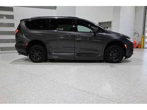 Used 2019 Chrysler Pacifica Touring-L Plus w/ Advanced Safetytec Group FWD image 5