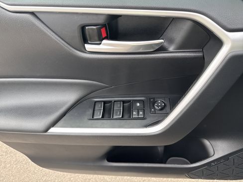 Used 2022 Toyota RAV4 XLE image 17