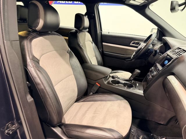 Used 2017 Ford Explorer XLT w/ Equipment Group 202A AWD/4WD image 38