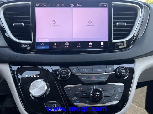 Used 2024 Chrysler Pacifica Touring-L FWD image 8